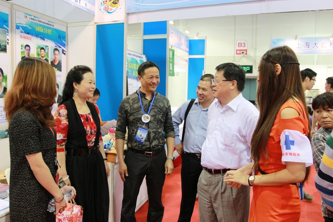 上海市水产办公室主任梁伟泉大赞葡京官网攀世水族宠物健康中心团队连年受热捧